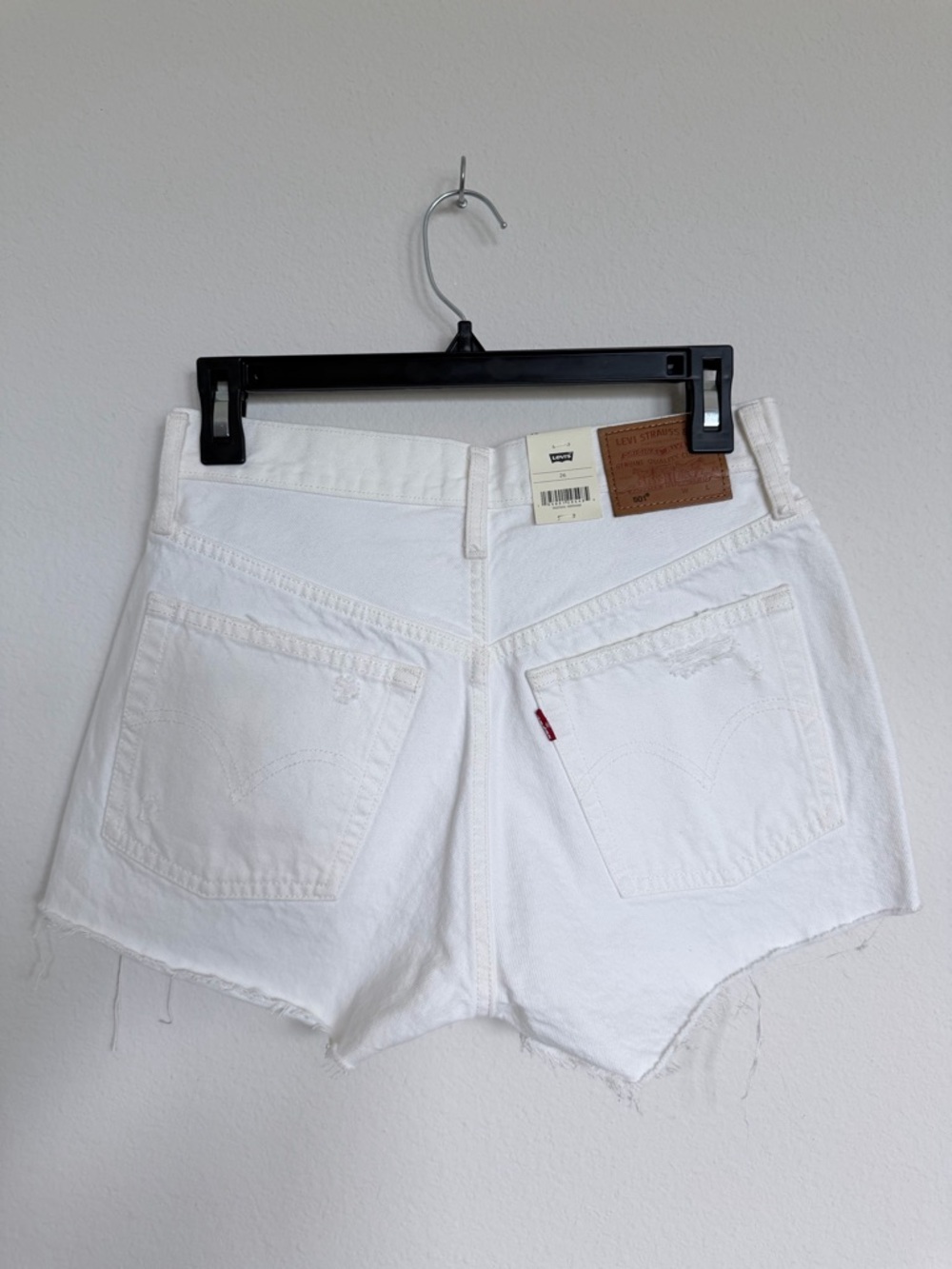 NWT Levi's 501 Women's High Rise White Denim Cut Off Frayed Distressed Short W26 - Picture 4 of 15
